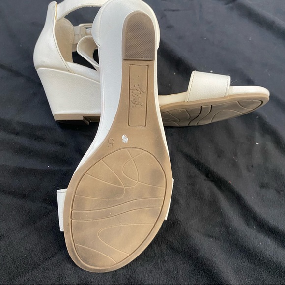 Fioni White wedge midi ( 2-2.5” ) heel. - Picture 3 of 8